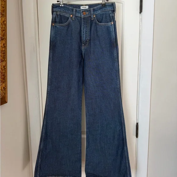 Wrangler Women’s Wanderer High Rise Flare Jeans NWOT - Picture 1 of 11